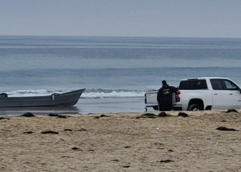 Encuentran lancha abandonada en Mission Beach