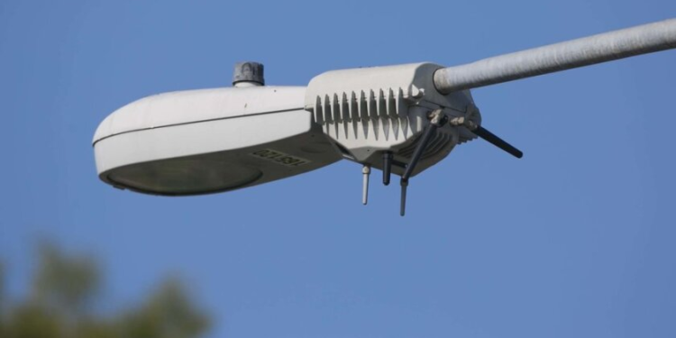 Avanzan proyecto de farolas con tecnología vigilante