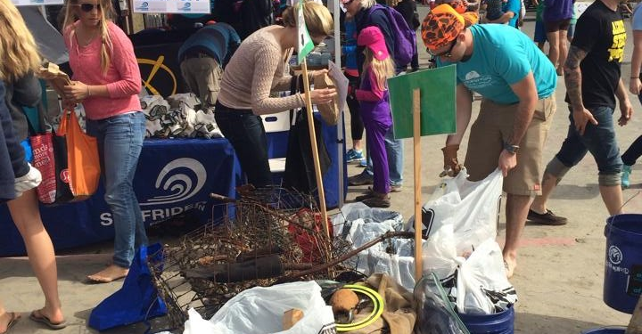 Voluntarios limpian playas de San Diego tras celebraciones del cuatro de julio