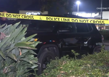 Encuentran muerta a mujer en camioneta en centro comercial San Ysidro