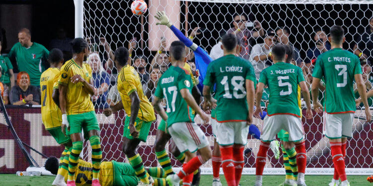 El gol de Luis Chávez de tiro libre para poner el 2 a 0 momentáneo ante Jamaica.