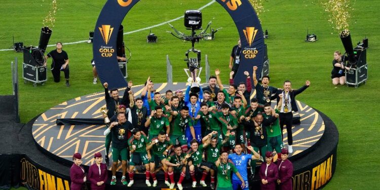 El festejo de los jugadores y cuerpo técnico de la selección mexicana de fútbol tras el triunfo en la final de la Copa Oro.