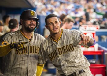 Gary Sánchez y Manny Machado en el dugout festejando otro cuadrangular del equipo.