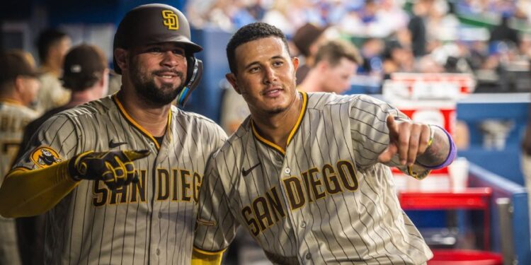 Gary Sánchez y Manny Machado en el dugout festejando otro cuadrangular del equipo.