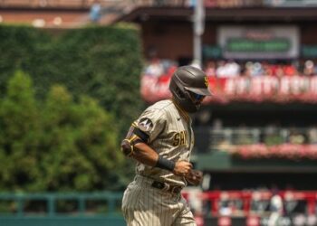 Trent Grisham tras su cuadrangular de tres carreras en el primer juego de la doble cartelera.