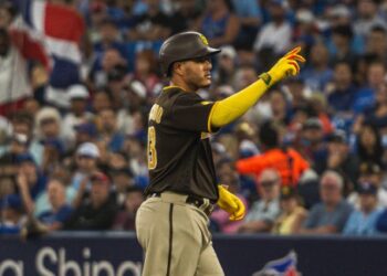 Manny Machado tras conectar su sencillo productor de la victoria ante los Blue Jays.