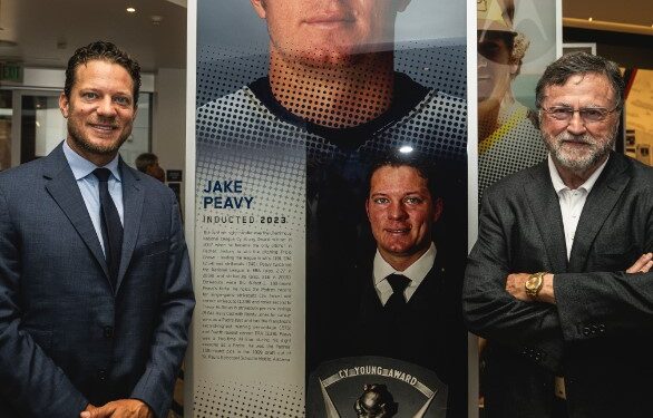 Jake Peavy y John Moores en el Salón de la Fama de los Padres.
