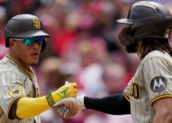 Manny Machado festejando su cuadrangular junto a Fernando Tatis Jr.