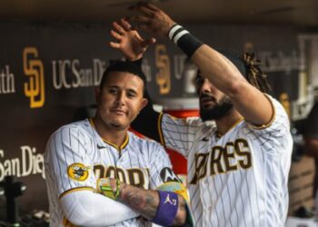 Fernando Tatis Jr. colocando una corona imaginaria sobre Manny Machado tras su cuadrangular.