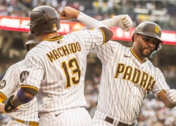 Manny Machado festejando el cuadrangular de Xander Bogaerts ante los Angels.