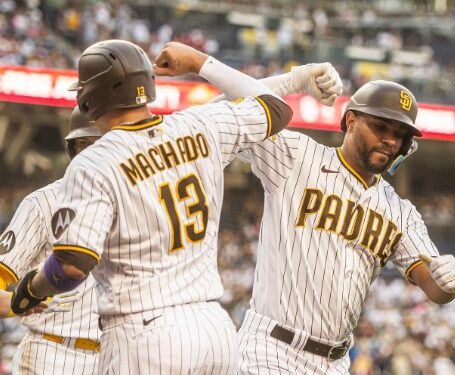 Manny Machado festejando el cuadrangular de Xander Bogaerts ante los Angels.