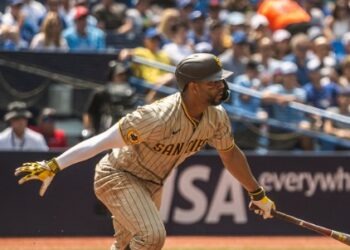 Xander Bogaerts conectando un imparable ante los Blue Jays.