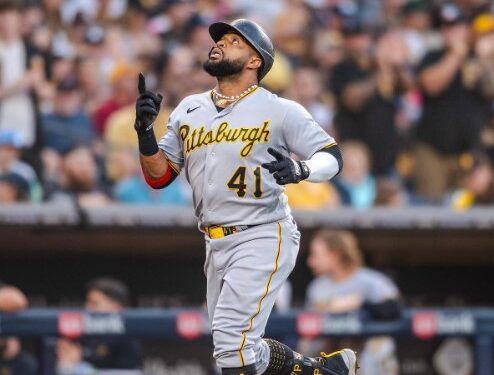 Carlos Santana tras conectar su primer cuadrangular de dos ante los Padres.