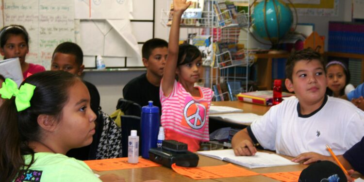 Regresan a clases miles de estudiantes del área de South Bay