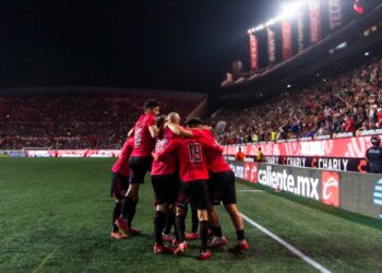 Los jugadores de Xolos celebrando el autogol del triunfo tras un tiro de esquina ante Cruz Azul.