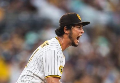 Yu Darvish festejando un ponche ante los Rangers de Texas.
