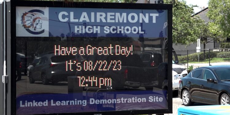 Tras retraso por tormenta, miles de estudiantes regresaron este martes a clases en San Diego
