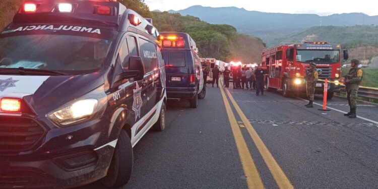Accidente de autobús en Nayarit deja al menos 15 muertos, se dirigía a Tijuana