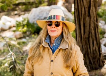 Laura Carleton, madre de 9 asesinada en su tienda de Lake Arrowhead por colocar la bandera del Orgullo.