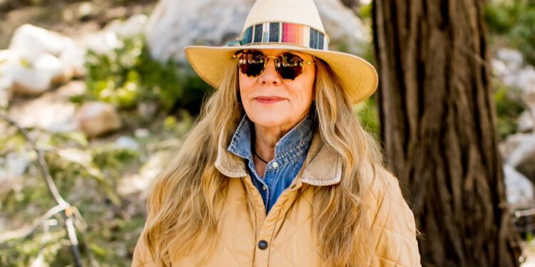 Laura Carleton, madre de 9 asesinada en su tienda de Lake Arrowhead por colocar la bandera del Orgullo.