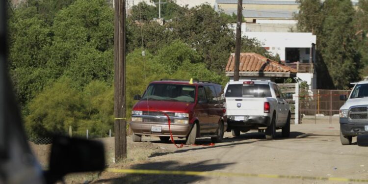 Abandonan una camioneta con 5 cuerpos sin vida en Tecate