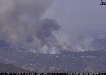 Combaten incendio forestal de 100 acres en Potrero mientras envían órdenes de evacuación