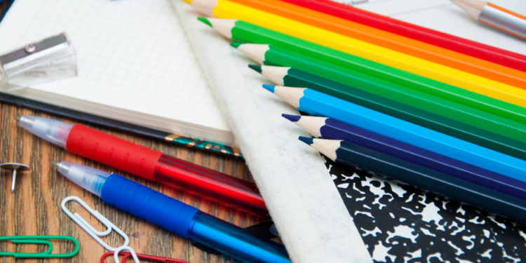 Evento comunitario ofrece donaciones de útiles escolares para el regreso a la escuela