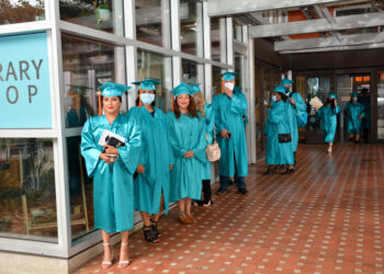 Se gradúa clase de preparatoria en línea de la Biblioteca Pública de San Diego