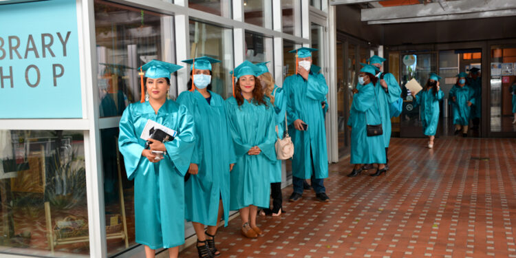 Se gradúa clase de preparatoria en línea de la Biblioteca Pública de San Diego