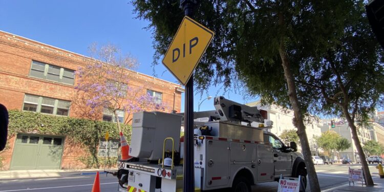 Ciudad de San Diego completa renovaciones de cientos de farolas