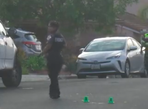 Oficial de policía en escena de crimen, Oceanside.