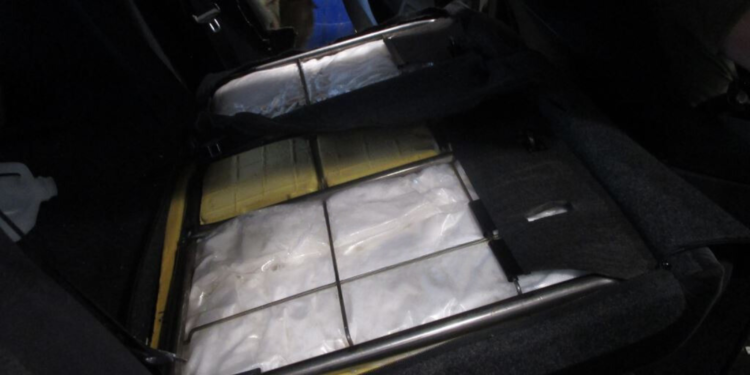 CBP encuentra metanfetamina oculta en piso y asientos de vehículo
