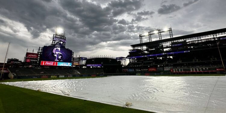 La lluvia retrasó el inicio del juego más de dos horas y se jugó en medio de una tempestad.