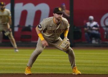 Jake Cronenworth esperando fildear un batazo en primera base.