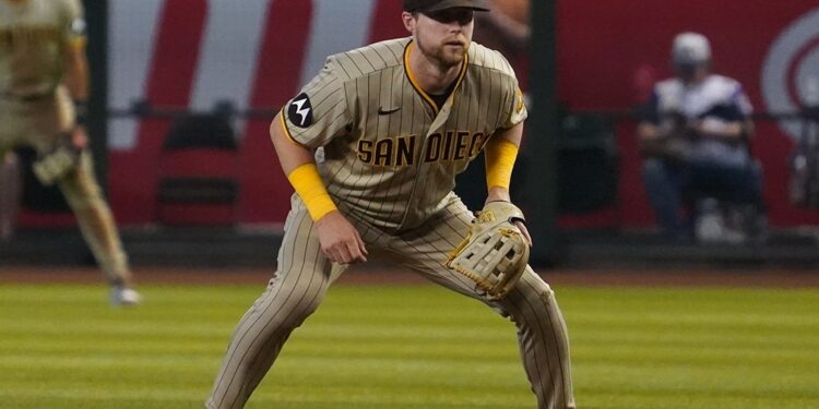 Jake Cronenworth esperando fildear un batazo en primera base.