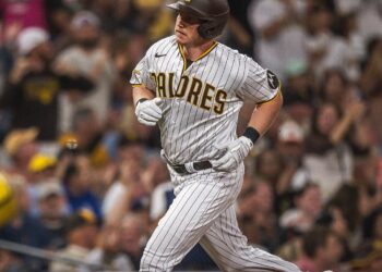 Jake Cronenworth dabdo vuelta a las bases en la derrota ante los Orioles.