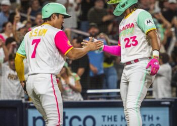 Ha-Seong Kim felicitando a Fernando Tatis Jr tras su cuadrangular.