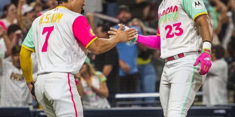 Ha-Seong Kim felicitando a Fernando Tatis Jr tras su cuadrangular.