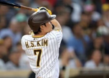 Ha-Seong Kim conectando su primer grand slam en Las Mayores.