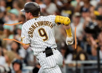 Jake Cronenworth tras conectar un sencillo ante los Marlins.