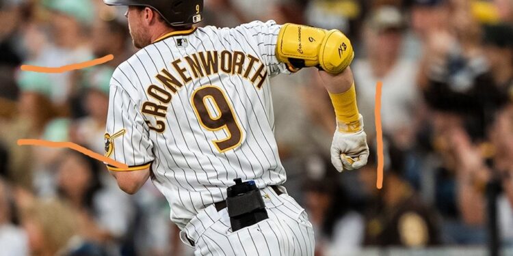 Jake Cronenworth tras conectar un sencillo ante los Marlins.