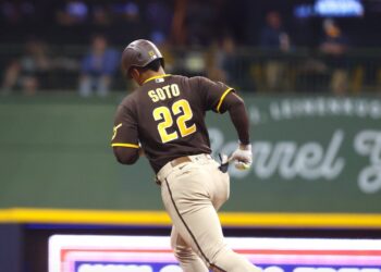 Juan Soto dando vuelta a las bases tras pegar su extrabase.