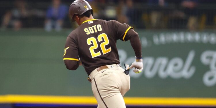 Juan Soto dando vuelta a las bases tras pegar su extrabase.