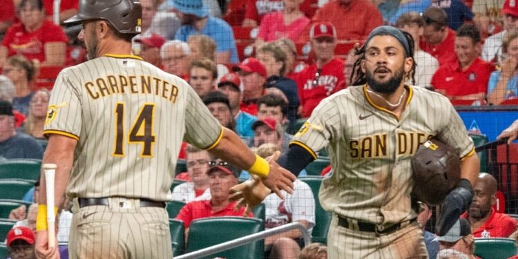 Matt Carpenter congratulando a Fernando Tatis Jr. tras anotar una carrera.