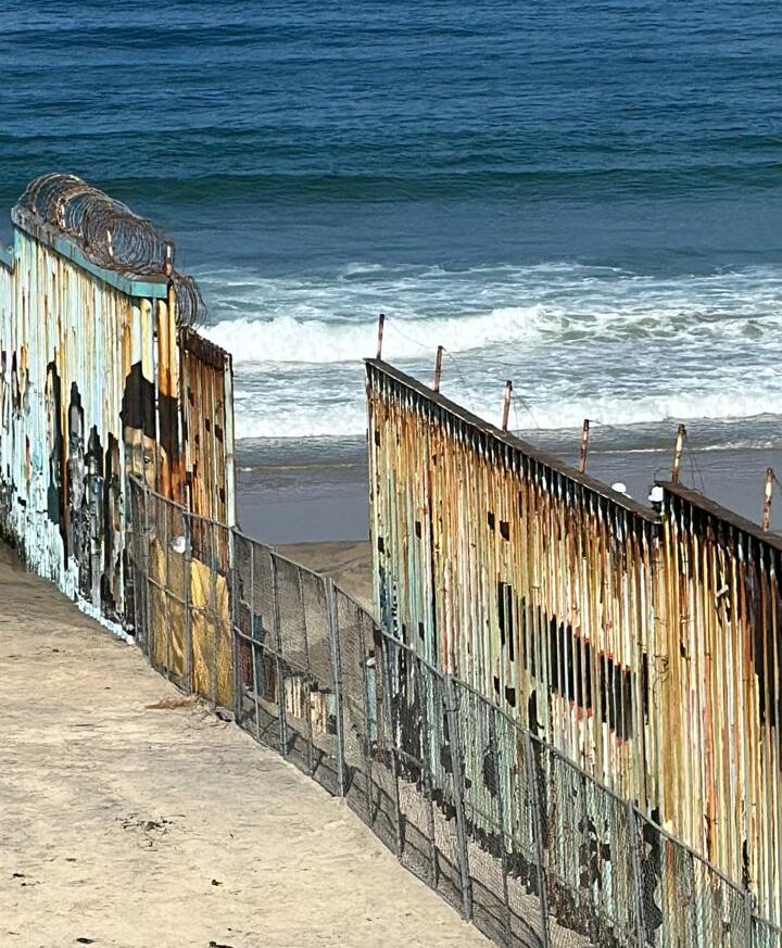 Derriban muro fronterizo de playas de Tijuana - KSDY 50