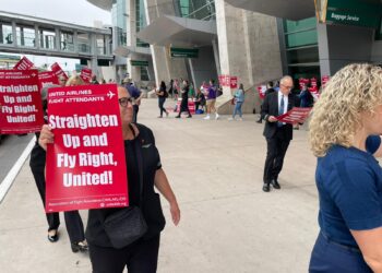 Asistentes de vuelo de la aerolínea “United” se manifiestan frente al aeropuerto de San Diego por negociaciones contractuales