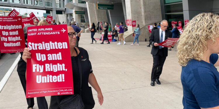 Asistentes de vuelo de la aerolínea “United” se manifiestan frente al aeropuerto de San Diego por negociaciones contractuales
