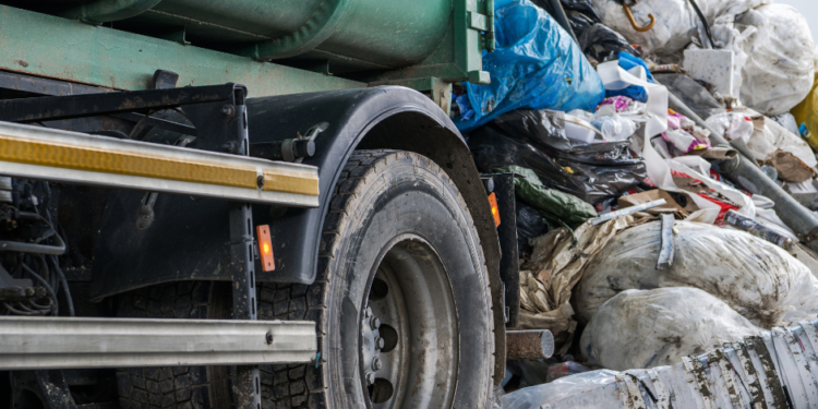 Mujer de San Diego atropellada por un camión, demanda a la compañía de basura