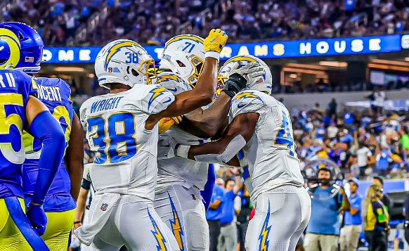 Jugadores de los Chargers celebrando una anotación ante los Rams.