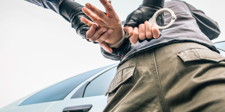 Persona siendo arrestada